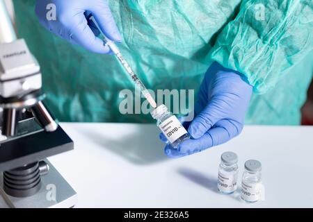 Arzt, Krankenschwester, Wissenschaftler, Forscher Hand in blauen Handschuhen hält Grippe, Masern, Coronavirus, covid-19-Impfstoff-Krankheit Vorbereitung für menschliche klinische Tria Stockfoto