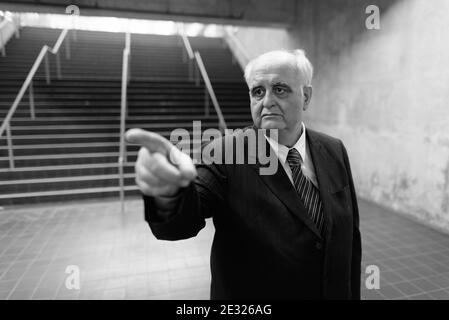 Übergewichtige Senior Geschäftsmann faulenzen rund um den Flughafen von Bangkok, Thailand Stockfoto