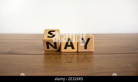 Sagen Sie das Nay-Symbol. Drehte einen Würfel, änderte das Wort "Say" zu "Nay". Schöner Holztisch, weißer Hintergrund. Speicherplatz kopieren. Business, Motivation und sagen nein Stockfoto