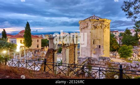 Turm der Winde in der römischen Agora in Athen in der Dämmerung, Griechenland. Griechisches Wahrzeichen Stockfoto