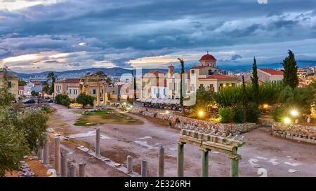 Römische Agora in der Altstadt von Athen in der Dämmerung, Griechenland. Panorama-Stadtbild, griechisches Wahrzeichen Stockfoto