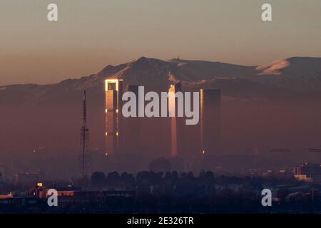 Madrid, Spanien. Januar 2021. Blick auf die Wolkenkratzer Geschäftsviertel von Madrid mit Verschmutzung. Die Verschmutzung hat sich in den letzten Tagen nach dem Schneesturm "Filomena" aufgrund der Antizyklonsituation mit sonnigem Wetter, niedrigen Temperaturen, Windlosigkeit und dem Phänomen der thermischen Umkehrung erhöht. Quelle: Marcos del Mazo/Alamy Live News Stockfoto