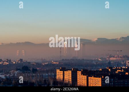 Madrid, Spanien. Januar 2021. Blick auf die Wolkenkratzer Geschäftsviertel von Madrid mit Verschmutzung. Die Verschmutzung hat sich in den letzten Tagen nach dem Schneesturm "Filomena" aufgrund der Antizyklonsituation mit sonnigem Wetter, niedrigen Temperaturen, Windlosigkeit und dem Phänomen der thermischen Umkehrung erhöht. Quelle: Marcos del Mazo/Alamy Live News Stockfoto