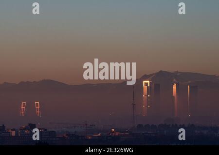 Madrid, Spanien. Januar 2021. Blick auf die Wolkenkratzer Geschäftsviertel von Madrid mit Verschmutzung. Die Verschmutzung hat sich in den letzten Tagen nach dem Schneesturm "Filomena" aufgrund der Antizyklonsituation mit sonnigem Wetter, niedrigen Temperaturen, Windlosigkeit und dem Phänomen der thermischen Umkehrung erhöht. Quelle: Marcos del Mazo/Alamy Live News Stockfoto