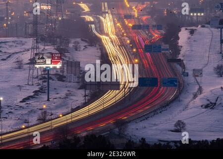 Madrid, Spanien. Januar 2021. Verkehr auf der AUTOBAHN A-3 von Madrid. Die Verschmutzung hat sich in den letzten Tagen nach dem Schneesturm "Filomena" aufgrund der Antizyklonsituation mit sonnigem Wetter, niedrigen Temperaturen, Windlosigkeit und dem Phänomen der thermischen Umkehrung erhöht. Quelle: Marcos del Mazo/Alamy Live News Stockfoto