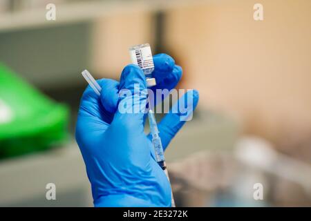 Bukarest, Rumänien - 15. Januar 2021: Details mit den Händen eines Arztes, der eine Dosis des Impfstoffes Pfizer BioNTech anti COvid 19 vorbereitet. Stockfoto