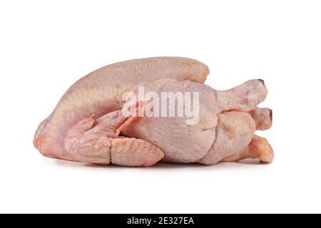 Ganze rohe Huhn auf weißem Hintergrund isoliert Stockfoto