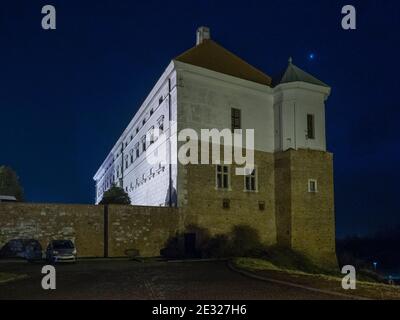 Sandomierz, Polen - 17. Februar 2020: Königsschloss in Sandomierz bei Nacht. Sandomierz ist eine der ältesten und historisch bedeutendsten citi Stockfoto