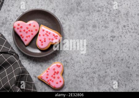 Hausgemachte glasierte herzförmige Kekse für Valentinstag. Liebeskonzept. Blick von oben. Speicherplatz kopieren. Stockfoto