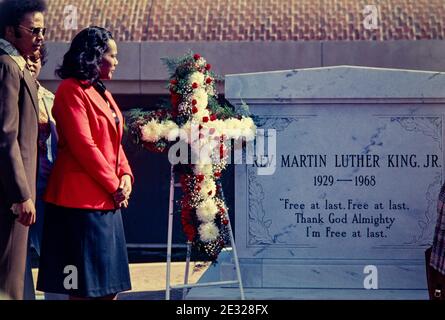 Coretta Scott King, Witwe des ermordeten Bürgerrechtführers Dr. Martin Luther King, Jr., am Grab ihres Mannes im King Center in Atlanta, GA. Stockfoto