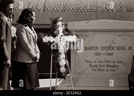 Coretta Scott King, Witwe des ermordeten Bürgerrechtführers Dr. Martin Luther King, Jr., am Grab ihres Mannes im King Center in Atlanta, GA. Stockfoto