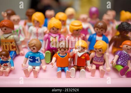 Playmobil Figuren sitzen und stehen Stockfoto