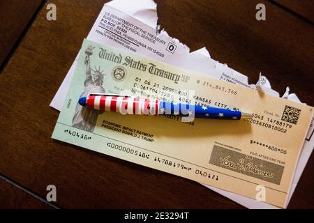 US-Schatzscheck für 600 US-Dollar an eine Einzelperson als Zahlung wirtschaftlicher Auswirkungen und Teil des Covid 19 Relief Bill in den Vereinigten Staaten. Stockfoto