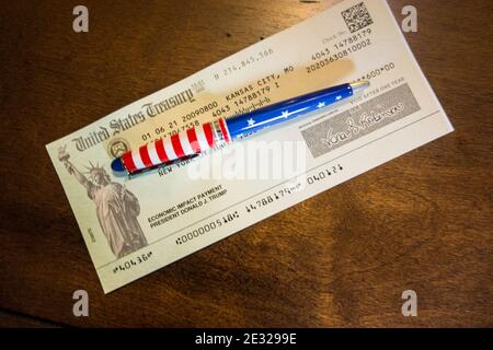 US-Schatzscheck für 600 US-Dollar an eine Einzelperson als Zahlung wirtschaftlicher Auswirkungen und Teil des Covid 19 Relief Bill in den Vereinigten Staaten. Stockfoto