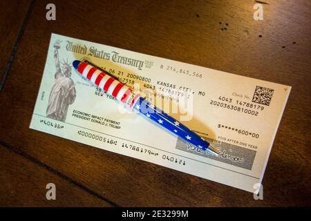 US-Schatzscheck für 600 US-Dollar an eine Einzelperson als Zahlung wirtschaftlicher Auswirkungen und Teil des Covid 19 Relief Bill in den Vereinigten Staaten. Stockfoto