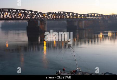 Zug läuft auf der Po-Brücke, Cremona - Italien Stockfoto