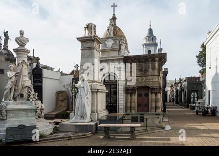 Oberirdische Gräber auf dem Friedhof von Recoleta, Buenos Aires, Argentinien Stockfoto