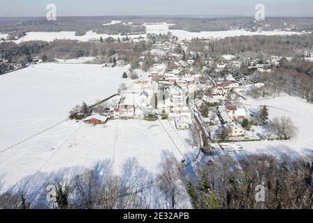 Saint-Cyr-sous-Dourdan unter dem Schnee am 08. Februar 2018 vom Paramotor aus gesehen, Departement Essonne, Region Île-de-France, Frankreich. Stockfoto