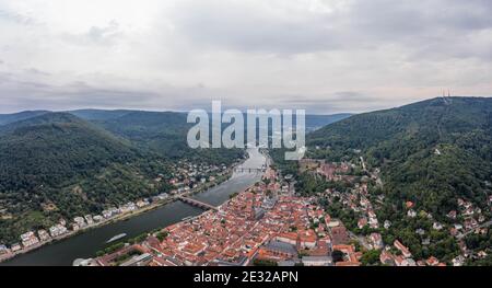 Panorama-Luftdrohne Aufnahme der Heidelberger Altstadt im bewölkten Himmel Am Fuße des Königsstuhls Stockfoto