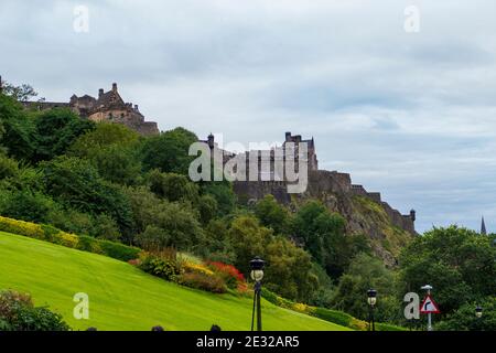 Blick über die Altstadt von Edinburgh auf den Schloßberg Stockfoto