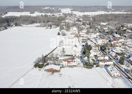 Luftaufnahme von Saint-Cyr-sous-Dourdan unter dem Schnee, vom Himmel aus gesehen vom Paramotor am 08. Februar 2018, Departement Essonne, Region Île-de-France, Stockfoto
