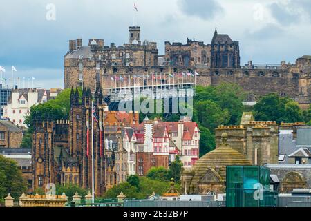 Blick über die Altstadt von Edinburgh auf den Schloßberg Stockfoto