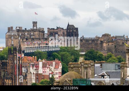 Blick über die Altstadt von Edinburgh auf den Schloßberg Stockfoto