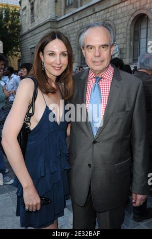 Der französische Kulturminister Frederic Mitterrand und Elsa Zylberstein nehmen am 30. Juni 2010 an einer Cocktailparty zur Feier des Fete du Cinema in der Ecole Nationale des Beaux Arts in Paris, Frankreich, Teil. Foto von Ammar Abd Rabbo/ABACAPRESS.COM Stockfoto