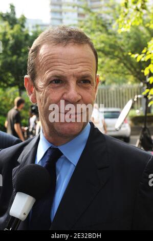 Der französische Fotograf und Schriftsteller Francois-Marie Banier kommt am 1. Juli 2010 im Gerichtsgebäude von Nanterre, westlich von Paris, Frankreich, an, um am ersten Tag seines Prozesses teilzunehmen. Foto von Mousse/ABACAPRESS.COM Stockfoto