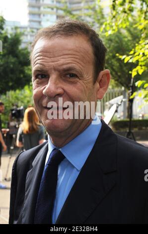 Der französische Fotograf und Schriftsteller Francois-Marie Banier kommt am 1. Juli 2010 im Gerichtsgebäude von Nanterre, westlich von Paris, Frankreich, an, um am ersten Tag seines Prozesses teilzunehmen. Foto von Mousse/ABACAPRESS.COM Stockfoto