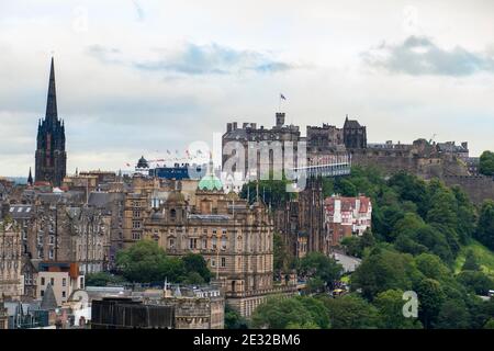 Blick über die Altstadt von Edinburgh auf den Schloßberg Stockfoto