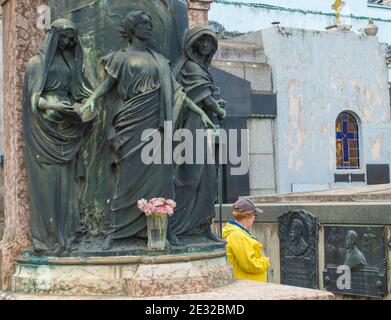 Frau geht zwischen den oberirdischen Gräbern auf dem Friedhof von Recoleta, Buenos Aires, Argentinien Stockfoto