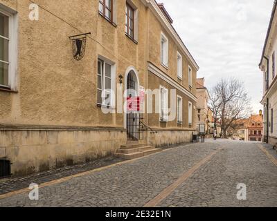 Sandomierz, Polen - 17. Februar 2020: Historische Mietshäuser in Sandomierz, einer der ältesten und historisch bedeutendsten Städte Polens. Stockfoto