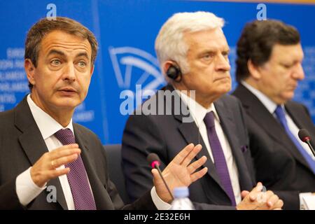 Der spanische Ministerpräsident José Luis Zapatero (L), der Präsident des Europäischen Parlaments Jerzy Buzek (C) und der Präsident der Europäischen Kommission Jose Manuel Barroso halten am 6. Juli eine Pressekonferenz im EU-Parlament in Straßburg, Ostfrankreich, ab. 2010 nach der Rede des spanischen Staatschefs zur Bewertung der sechsmonatigen Präsidentschaft Spaniens in der Europäischen Union, die am 30. Juni endete. Foto von Antoine/ABACAPRESS.COM Stockfoto