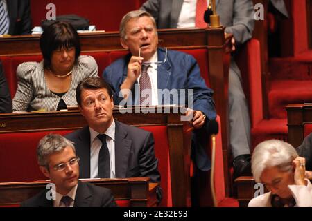 Der französische Arbeitsminister Laurent Wauquiez, die französische Ministerin für Wirtschaft, Finanzen und Beschäftigung Christine Lagarde, der französische Handelsminister Christian Estrosi und der sozialistische Abgeordnete Jean Glavany nehmen am 6. Juli 2010 an einer Fragestunde an die Regierung in der französischen Nationalversammlung in Paris Teil. Foto von Thierry Orban/ABACAPRESS.COM Stockfoto