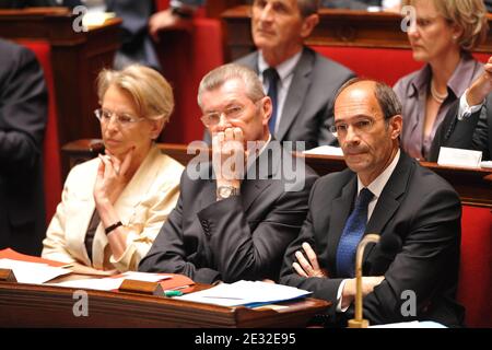 Der französische Justizminister Michele Alliot-Marie, der französische Vizeminister für die Beziehungen zum parlament Henri de Raincourt und der französische Minister für Arbeit, soziale Beziehungen und Solidarität Eric Woerth nehmen am 6. Juli 2010 an einer Fragestunde an die Regierung in der französischen Nationalversammlung in Paris Teil. Foto von Thierry Orban/ABACAPRESS.COM Stockfoto