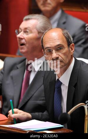 Der französische Vizeminister für die Beziehungen zum parlament Henri de Raincourt und der französische Minister für Arbeit, soziale Beziehungen und Solidarität Eric Woerth nehmen am 6. Juli 2010 an einer Fragestunde an die Regierung in der französischen Nationalversammlung in Paris Teil. Foto von Thierry Orban/ABACAPRESS.COM Stockfoto