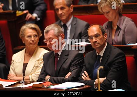 Der französische Justizminister Michele Alliot-Marie, der französische Vizeminister für die Beziehungen zum parlament Henri de Raincourt und der französische Minister für Arbeit, soziale Beziehungen und Solidarität Eric Woerth nehmen am 6. Juli 2010 an einer Fragestunde an die Regierung in der französischen Nationalversammlung in Paris Teil. Foto von Thierry Orban/ABACAPRESS.COM Stockfoto