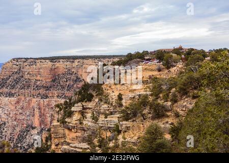 Grand Canyon NP, Arizona, USA - 21. Dezember 2016: Panorama des Grand Canyon und Bright Angel Trail vom Südrand aus, nahe dem El Tovar Stockfoto