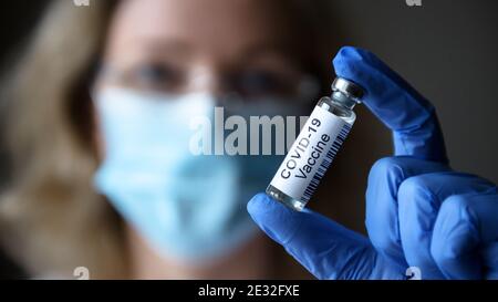 COVID-19 Impfstoff in Forscher Hand Nahaufnahme, Ärztin und Flasche mit Medikamenten für Coronavirus Heilung im Labor. Konzept der Corona-Virus-Behandlung Stockfoto