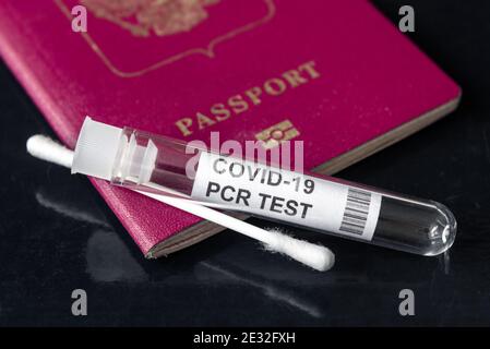 COVID-19, Reise- und Testkonzept, Röhrchen und Tupfer für PCR-Tests und Touristenpass. Coronavirus-Diagnose im Flughafen aufgrund von Einschränkungen. Tourismus Stockfoto