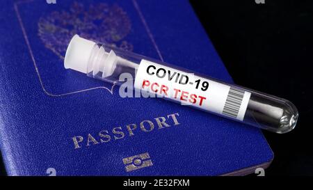 COVID-19, Reise- und Testkonzept, Röhrchen und Tupfer für PCR-Tests und Touristenpass. Coronavirus-Diagnose im Flughafen aufgrund von Einschränkungen. Tourismus Stockfoto