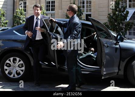 Der französische Industrieminister Christian Estrosi kommt am 07. Juli 2010 im Hotel Matignon in Paris an, bevor er sich mit 140 Parlamentsmitgliedern, hauptsächlich Abgeordneten, und gut der Hälfte der Regierung trifft. Foto von Stephane Lemouton/ABACAPRESS.COM Stockfoto