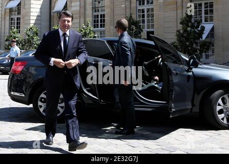 Der französische Industrieminister Christian Estrosi kommt am 07. Juli 2010 im Hotel Matignon in Paris an, bevor er sich mit 140 Parlamentsmitgliedern, hauptsächlich Abgeordneten, und gut der Hälfte der Regierung trifft. Foto von Stephane Lemouton/ABACAPRESS.COM Stockfoto