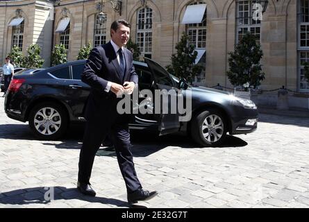 Der französische Industrieminister Christian Estrosi kommt am 07. Juli 2010 im Hotel Matignon in Paris an, bevor er sich mit 140 Parlamentsmitgliedern, hauptsächlich Abgeordneten, und gut der Hälfte der Regierung trifft. Foto von Stephane Lemouton/ABACAPRESS.COM Stockfoto