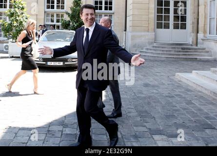 Der französische Industrieminister Christian Estrosi verlässt das Hotel Matignon in Paris am 07. Juli 2010 nach einem Treffen mit 140 Parlamentsmitgliedern, hauptsächlich Abgeordneten, und gut der Hälfte der Regierung. Foto von Stephane Lemouton/ABACAPRESS.COM Stockfoto