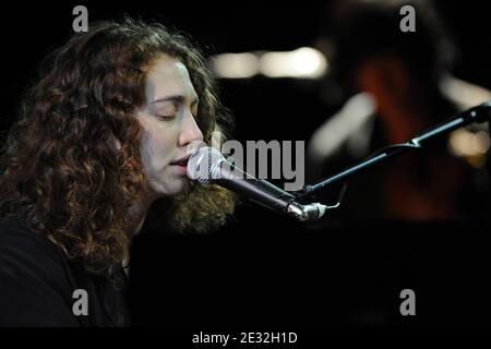 Die in Russland geborene amerikanische Singer-Songwriterin und Pianistin Regina Spector lebt am 7. Juli 2010 beim Montreux Jazz Festival in Montreux, Schweiz. Foto von Loona/ABACAPRESS.COM Stockfoto
