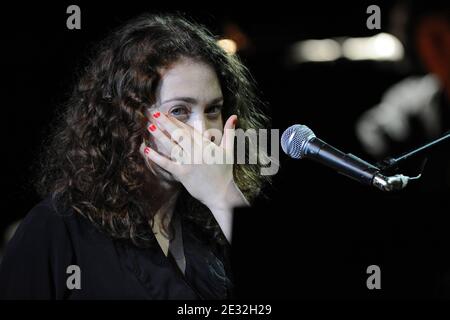Die in Russland geborene amerikanische Singer-Songwriterin und Pianistin Regina Spector lebt am 7. Juli 2010 beim Montreux Jazz Festival in Montreux, Schweiz. Foto von Loona/ABACAPRESS.COM Stockfoto