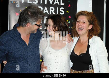 Regisseur Michel Leclerc mit den Schauspielerinnen Sara Forestier und Baya Meski bei der Premiere von 'Le nom des Gens' während der 8. Ausgabe des Festival Paris Cinema am UGC Cine Cite Bercy Theater in Paris, Frankreich, am 10. Juli 2010. Foto von Mireille Ampilhac/ABACAPRESS.COM Stockfoto