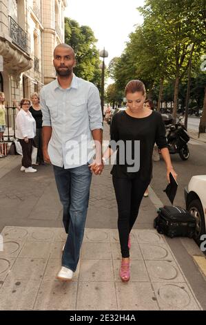 Eva Longoria kommt mit ihrem Mann Tony Parker am 10. Juli 2010 im Georges Rech Store in der Avenue Montaigne in Paris an, um dort ihr neues Kleid für die kommende "Par Coeur Gala Georges Rech" einzukaufen und zu verstauen. Foto von Giancarlo Gorassini/ABACAPRESS.COM Stockfoto